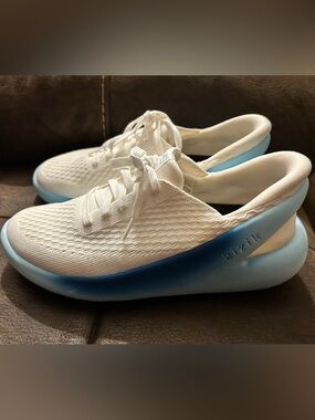 Kizik Women’s Size 9 White Knit Sneakers with Blue Gradient Sole